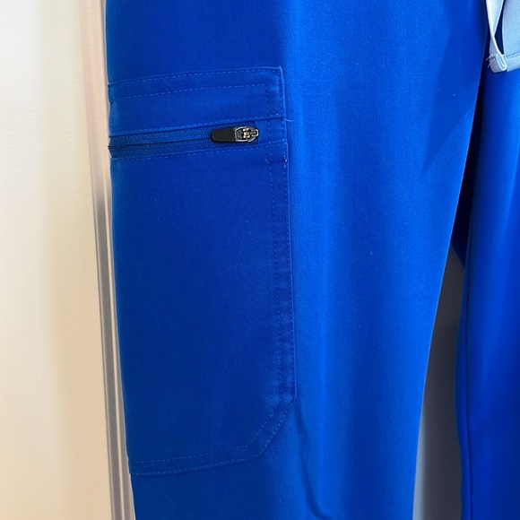 Women’s FIGS Yola Skinny scrub bottom - Picture 3 of 6